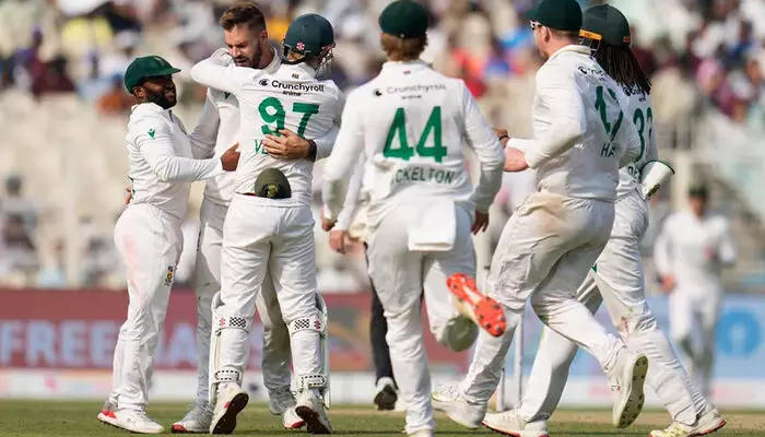 സ്പിന് കെണി ഒരുക്കി വെല്ലുവിളിച്ചു; അര്ധസെഞ്ചറിയുമായി തല ഉയര്ത്തി ബാവൂമ; പിന്നാലെ സ്വയം കുഴിച്ച കുഴിയില് കറങ്ങിവീണ് ഇന്ത്യ; ദക്ഷിണാഫ്രിക്കയ്ക്കെതിരെ 93 റണ്സിന് പുറത്ത്; കൊല്ക്കത്ത ടെസ്റ്റില് നാണംകെട്ട തോല്വി സ്പിന് കെണി ഒരുക്കി വെല്ലുവിളിച്ചു; അര്ധസെഞ്ചറിയുമായി തല ഉയര്ത്തി ബാവൂമ; പിന്നാലെ സ്വയം കുഴിച്ച കുഴിയില് കറങ്ങിവീണ് ഇന്ത്യ; ദക്ഷിണാഫ്രിക്കയ്ക്കെതിരെ 93 റണ്സിന് പുറത്ത്; കൊല്ക്കത്ത ടെസ്റ്റില് നാണംകെട്ട തോല്വി