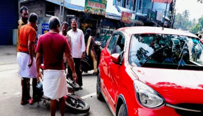 വളരെ അശ്രദ്ധമായി റോങ്ങ് സൈഡിലൂടെ പാഞ്ഞെത്തിയ കാർ; ചുറ്റും പരിഭ്രാന്തി; കൈക്കുഞ്ഞ് അടക്കമുള്ള ബൈക്ക് യാത്രികർക്ക് പരിക്ക്; ആശുപത്രിയിലേക്ക് മാറ്റി വളരെ അശ്രദ്ധമായി റോങ്ങ് സൈഡിലൂടെ പാഞ്ഞെത്തിയ കാർ; ചുറ്റും പരിഭ്രാന്തി; കൈക്കുഞ്ഞ് അടക്കമുള്ള ബൈക്ക് യാത്രികർക്ക് പരിക്ക്; ആശുപത്രിയിലേക്ക് മാറ്റി