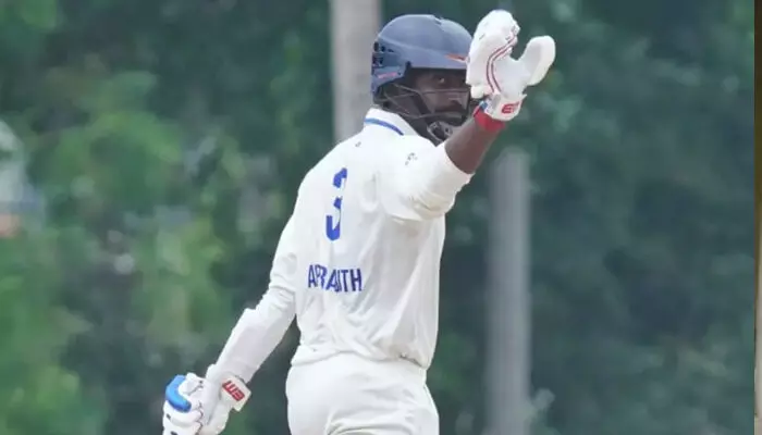 കരുത്തായി ബാബ അപരാജിത്-അഭിജിത് പ്രവീണ് കൂട്ടുകെട്ട്; ബാറ്റിങ് തകര്ച്ചയില് നിന്നും ഭേദപ്പെട്ട സ്കോറിലേക്ക്; കേരളം ആദ്യദിനം കളിനിര്ത്തുമ്പോള് ഏഴ് വിക്കറ്റിന് 246 റണ്സെന്ന നിലയില് കരുത്തായി ബാബ അപരാജിത്-അഭിജിത് പ്രവീണ് കൂട്ടുകെട്ട്; ബാറ്റിങ് തകര്ച്ചയില് നിന്നും ഭേദപ്പെട്ട സ്കോറിലേക്ക്; കേരളം ആദ്യദിനം കളിനിര്ത്തുമ്പോള് ഏഴ് വിക്കറ്റിന് 246 റണ്സെന്ന നിലയില്