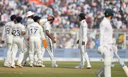 അര്ധ സെഞ്ചുറിയുമായി പ്രതിരോധിച്ച് ബവുമ; ദക്ഷിണാഫ്രിക്കയെ 153 റണ്സിന് പുറത്താക്കി ഇന്ത്യ; കൊല്ക്കത്ത ടെസ്റ്റില് 124 റണ്സ് വിജയലക്ഷ്യം; ആതിഥേയര്ക്ക് തുടക്കത്തിലെ തിരിച്ചടി; ഓപ്പണര്മാരെ നഷ്ടമായി അര്ധ സെഞ്ചുറിയുമായി പ്രതിരോധിച്ച് ബവുമ; ദക്ഷിണാഫ്രിക്കയെ 153 റണ്സിന് പുറത്താക്കി ഇന്ത്യ; കൊല്ക്കത്ത ടെസ്റ്റില് 124 റണ്സ് വിജയലക്ഷ്യം; ആതിഥേയര്ക്ക് തുടക്കത്തിലെ തിരിച്ചടി; ഓപ്പണര്മാരെ നഷ്ടമായി