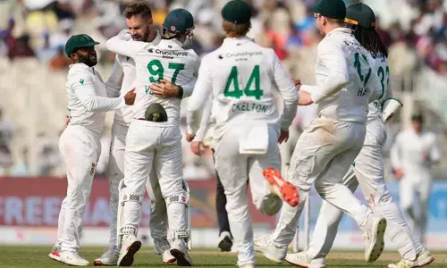 സ്പിന്‍ കെണി ഒരുക്കി വെല്ലുവിളിച്ചു; അര്‍ധസെഞ്ചറിയുമായി തല ഉയര്‍ത്തി ബാവൂമ; പിന്നാലെ സ്വയം കുഴിച്ച കുഴിയില്‍ കറങ്ങിവീണ് ഇന്ത്യ; ദക്ഷിണാഫ്രിക്കയ്‌ക്കെതിരെ 93 റണ്‍സിന് പുറത്ത്; കൊല്‍ക്കത്ത ടെസ്റ്റില്‍ നാണംകെട്ട തോല്‍വി