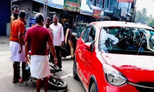 വളരെ അശ്രദ്ധമായി റോങ്ങ്‌ സൈഡിലൂടെ പാഞ്ഞെത്തിയ കാർ; ചുറ്റും പരിഭ്രാന്തി; കൈക്കുഞ്ഞ് അടക്കമുള്ള ബൈക്ക് യാത്രികർക്ക് പരിക്ക്; ആശുപത്രിയിലേക്ക് മാറ്റി
