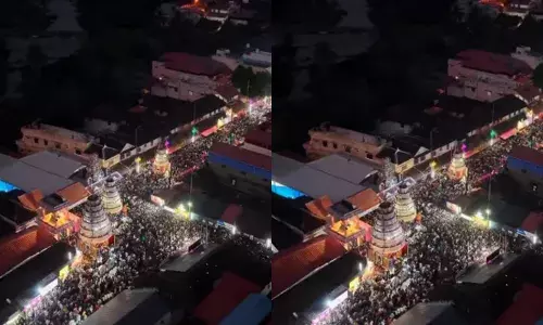 ക്ഷേത്ര നടയിൽ വരവറിയിച്ച പെരുമാൾ സാമി; കൽപ്പാത്തി അഗ്രഹാരത്തെ ഭക്തി സാന്ദ്രമാക്കി ദേവരഥ സംഗമം; അപൂർവ നിമിഷത്തിന് സാക്ഷിയായി ആയിരങ്ങൾ ക്ഷേത്ര നടയിൽ വരവറിയിച്ച പെരുമാൾ സാമി; കൽപ്പാത്തി അഗ്രഹാരത്തെ ഭക്തി സാന്ദ്രമാക്കി ദേവരഥ സംഗമം; അപൂർവ നിമിഷത്തിന് സാക്ഷിയായി ആയിരങ്ങൾ