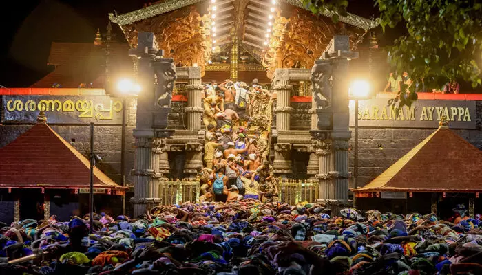 പമ്പയില് സ്പോട്ട് ബുക്കിങിന് വന് തിരക്ക്; കൗണ്ടറിന്റെ ചില്ല് തകര്ന്നു പമ്പയില് സ്പോട്ട് ബുക്കിങിന് വന് തിരക്ക്; കൗണ്ടറിന്റെ ചില്ല് തകര്ന്നു