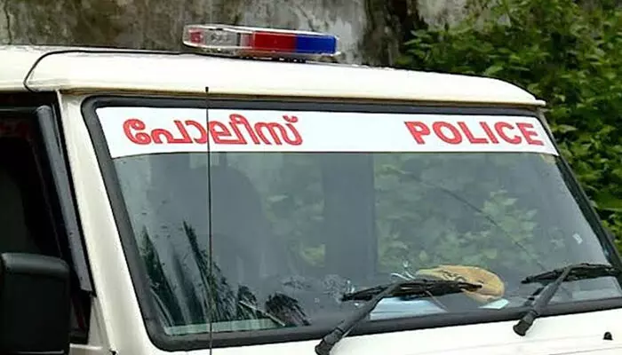 വോട്ടര് പട്ടിക പരിശോധനയില് കുടുങ്ങി; പത്ത് വര്ഷമായി ഒളിവില് കഴിഞ്ഞിരുന്ന പ്രതി പിടിയില് വോട്ടര് പട്ടിക പരിശോധനയില് കുടുങ്ങി; പത്ത് വര്ഷമായി ഒളിവില് കഴിഞ്ഞിരുന്ന പ്രതി പിടിയില്