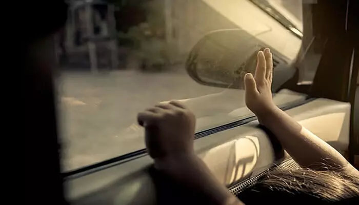 കളിക്കുന്നതിനിടെ ഏഴു വയസ്സുകാരന് കാറിനകത്തു കുടുങ്ങി; ശ്വാസം മുട്ടി ഗ്ലാസില് ഇടിച്ചെങ്കിലും ഉത്സവ ബഹളത്തിനിടെ ആരും കേട്ടില്ല: കാര് തുറന്നപ്പോള് കണ്ടത് കുട്ടിയുടെ മൃതദേഹം കളിക്കുന്നതിനിടെ ഏഴു വയസ്സുകാരന് കാറിനകത്തു കുടുങ്ങി; ശ്വാസം മുട്ടി ഗ്ലാസില് ഇടിച്ചെങ്കിലും ഉത്സവ ബഹളത്തിനിടെ ആരും കേട്ടില്ല: കാര് തുറന്നപ്പോള് കണ്ടത് കുട്ടിയുടെ മൃതദേഹം