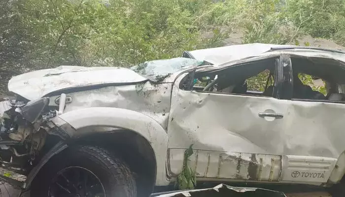 അതിരപ്പിള്ളിയില് വിനോദസഞ്ചാരികളുടെ കാര് താഴ്ചയിലേയ്ക്ക് മറിഞ്ഞ് എട്ടുപേര്ക്ക് പരിക്ക് അതിരപ്പിള്ളിയില് വിനോദസഞ്ചാരികളുടെ കാര് താഴ്ചയിലേയ്ക്ക് മറിഞ്ഞ് എട്ടുപേര്ക്ക് പരിക്ക്