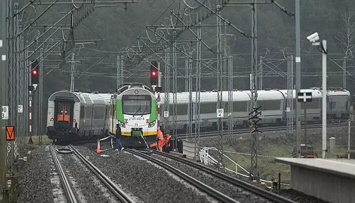 റെയിൽവേ ട്രാക്ക് തകരാറിലാണെന്ന വിവരമറിയിച്ചത് ലോക്കോപൈലറ്റ്; പരിശോധനയിയിൽ പാളം സ്ഫോടനത്തിൽ തകർന്നതായി കണ്ടെത്തൽ; അട്ടിമറിക്ക് പിന്നിൽ വിദേശ രഹസ്യാന്വേഷണ ഏജൻസിയുടെ നിർദ്ദേശമെന്ന് അധികൃതർ