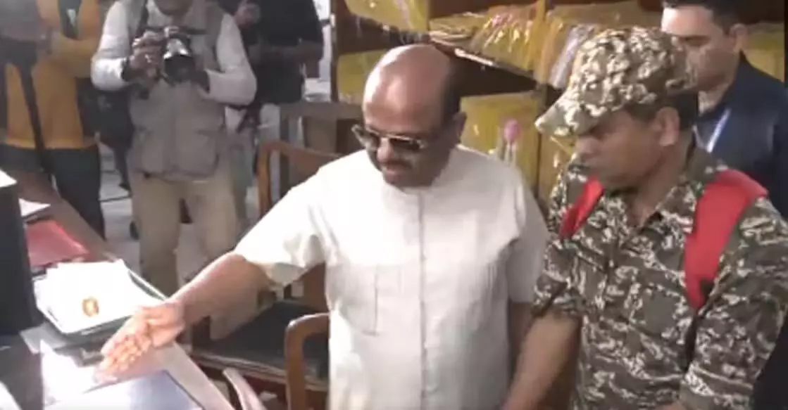 രാജ്ഭവനില് ആയുധം സൂക്ഷിക്കുന്നെന്ന് തൃണമൂല് എംപിയുടെ ആരോപണം; കൊല്ക്കത്ത പോലീസുമായി ചേര്ന്ന് തിരച്ചില് നടത്തി ഗവര്ണര് ആനന്ദ ബോസ്; ബംഗാളിലെ രാജ്ഭവനില് നാടകീയ രംഗങ്ങള് രാജ്ഭവനില് ആയുധം സൂക്ഷിക്കുന്നെന്ന് തൃണമൂല് എംപിയുടെ ആരോപണം; കൊല്ക്കത്ത പോലീസുമായി ചേര്ന്ന് തിരച്ചില് നടത്തി ഗവര്ണര് ആനന്ദ ബോസ്; ബംഗാളിലെ രാജ്ഭവനില് നാടകീയ രംഗങ്ങള്