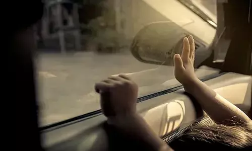 കളിക്കുന്നതിനിടെ ഏഴു വയസ്സുകാരന്‍ കാറിനകത്തു കുടുങ്ങി; ശ്വാസം മുട്ടി ഗ്ലാസില്‍ ഇടിച്ചെങ്കിലും ഉത്സവ ബഹളത്തിനിടെ ആരും കേട്ടില്ല: കാര്‍ തുറന്നപ്പോള്‍ കണ്ടത് കുട്ടിയുടെ മൃതദേഹം