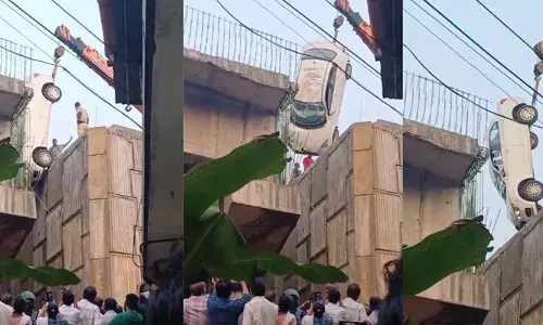 മദ്യലഹരിയില്‍ കാര്‍ നിയന്ത്രണംവിട്ടു;  ചാല ബൈപാസ് ജംക്ഷനില്‍ റോഡിന്റെ വിടവില്‍ വീണ് കാര്‍;  ഡ്രൈവറെ സാഹസികമായി പുറത്തെത്തിച്ച് നാട്ടുകാര്‍