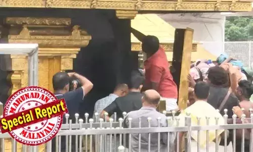 ശബരിമല സ്വര്‍ണക്കൊള്ള കേസില്‍ സന്നിധാനത്ത് എസ്‌ഐടിയുടെ നിര്‍ണായക പരിശോധന; സാമ്പിള്‍ ശേഖരിക്കുന്നതിനായി സ്വര്‍ണപ്പാളി ഇളക്കിമാറ്റി;  ഉണ്ണികൃഷ്ണന്‍ പോറ്റി തിരികെ എത്തിച്ച ദ്വാരപാലക ശില്‍പങ്ങളിലെ സ്വര്‍ണപാളിയും ശ്രീകോവിലിന്റെ വലത് ഭാഗത്തെ പാളികളും നീക്കം ചെയ്തു; പരിശോധനക്ക് ശേഷം പുനസ്ഥാപിക്കും