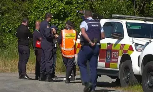 സാൻസണിലെ വീട്ടിൽ തീപിടിത്തം; പിതാവും മൂന്ന് കുട്ടികളും മരിച്ചു; തീ നിയന്ത്രണമാക്കിയത് മണിക്കൂറുകളുടെ പരിശ്രമത്തിനൊടുവിൽ; കാരണം കണ്ടെത്താൻ അന്വേഷണം ആരംഭിച്ച് പോലീസ് സാൻസണിലെ വീട്ടിൽ തീപിടിത്തം; പിതാവും മൂന്ന് കുട്ടികളും മരിച്ചു; തീ നിയന്ത്രണമാക്കിയത് മണിക്കൂറുകളുടെ പരിശ്രമത്തിനൊടുവിൽ; കാരണം കണ്ടെത്താൻ അന്വേഷണം ആരംഭിച്ച് പോലീസ്