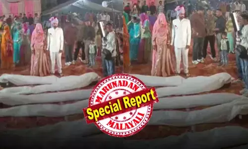 വിവാഹ വേദിയിലേക്ക് കയറാന് ഒരുങ്ങവെ മുമ്പിലായി വെളുത്ത തുണിയില് പൊതിഞ്ഞ രൂപങ്ങൾ; ഒറ്റനോട്ടത്തിൽ മൃതദേഹങ്ങൾക്ക് സമം; വേദി മാറിപ്പോയോയെന്ന് വരെ തോന്നിയ നിമിഷം; ഒടുവിൽ സംഭിച്ചത്; വൈറലായി വധൂവരന്മാരുടെ എൻട്രി വിവാഹ വേദിയിലേക്ക് കയറാന് ഒരുങ്ങവെ മുമ്പിലായി വെളുത്ത തുണിയില് പൊതിഞ്ഞ രൂപങ്ങൾ; ഒറ്റനോട്ടത്തിൽ മൃതദേഹങ്ങൾക്ക് സമം; വേദി മാറിപ്പോയോയെന്ന് വരെ തോന്നിയ നിമിഷം; ഒടുവിൽ സംഭിച്ചത്; വൈറലായി വധൂവരന്മാരുടെ എൻട്രി