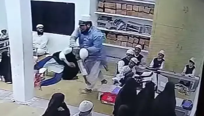 വിദ്യാര്‍ത്ഥികളെ പൊതിരെ തല്ലി; പിന്നാലെ വിദ്യാര്‍ത്ഥിയെ ഭിത്തിയിലേക്ക് വലിച്ചെറിഞ്ഞും മദ്രസ അധ്യാപകന്റെ ക്രൂരത: തമിഴ്‌നാട്ടിലെ തിരുപ്പത്തൂരില്‍ നടന്ന ക്രൂരതയില്‍ വന്‍ പ്രതിഷേധം