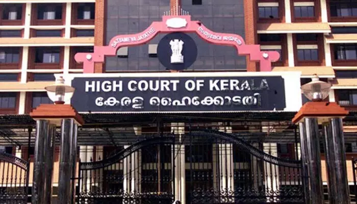 ആരോഗ്യപ്രശ്നങ്ങളാല് പടി കയറാന് മുതിര്ന്ന അഭിഭാഷകന് വിഷമം; കോടതി മുറി താഴേക്ക് മാറ്റണമെന്ന് ഹര്ജി ഹൈക്കോടതി തള്ളി; വിചാരണ നടപടികള്ക്കായി വീഡിയോ കോണ്ഫറന്സിംഗ് സംവിധാനം ഏര്പ്പെടുത്താന് കോടതി നിര്ദ്ദേശം ആരോഗ്യപ്രശ്നങ്ങളാല് പടി കയറാന് മുതിര്ന്ന അഭിഭാഷകന് വിഷമം; കോടതി മുറി താഴേക്ക് മാറ്റണമെന്ന് ഹര്ജി ഹൈക്കോടതി തള്ളി; വിചാരണ നടപടികള്ക്കായി വീഡിയോ കോണ്ഫറന്സിംഗ് സംവിധാനം ഏര്പ്പെടുത്താന് കോടതി നിര്ദ്ദേശം