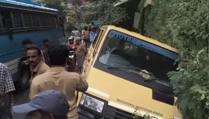 സ്വകാര്യ ബസ്സിന്റെ പിന്ഭാഗം സ്കൂള് ബസ്സില് തട്ടി; ബസ് ഓടയിലേക്ക് മറിഞ്ഞ് വിദ്യാര്ത്ഥിക്ക് പരിക്ക് സ്വകാര്യ ബസ്സിന്റെ പിന്ഭാഗം സ്കൂള് ബസ്സില് തട്ടി; ബസ് ഓടയിലേക്ക് മറിഞ്ഞ് വിദ്യാര്ത്ഥിക്ക് പരിക്ക്