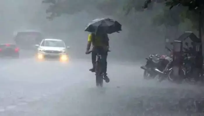 കന്യാകുമാരി കടലിന് മുകളിലായി ന്യൂനമര്‍ദം; തെക്ക് പടിഞ്ഞാറന്‍ ബംഗാള്‍ ഉള്‍ക്കടലിന് മുകളില്‍ പുതിയ ന്യൂനമര്‍ദം രൂപപ്പെടുന്നു; കേരളത്തില്‍ ഒറ്റപ്പെട്ടയിടങ്ങളില്‍ അതിശക്തമായ മഴയ്ക്കുള്ള സാധ്യത; തിരുവനന്തപുരം, കൊല്ലം, ആലപ്പുഴ ജില്ലകളില്‍ ഓറഞ്ച് അലര്‍ട്ട്