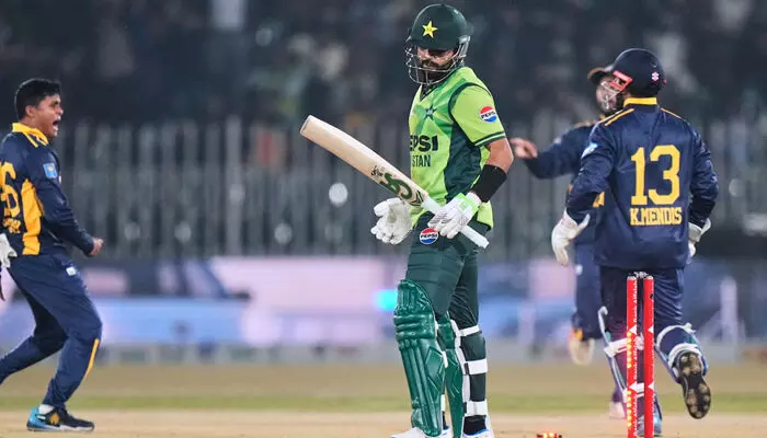 ജെഫ്രി വാന്‍ഡര്‍സെയുടെ പന്തില്‍ ക്ലീന്‍ ബൗള്‍ഡ്;  രോഷത്തില്‍ ബാറ്റുകൊണ്ട് സ്റ്റംപിലടിച്ച് ബാബര്‍ അസം; ലംഘിച്ചത് ഐസിസി പെരുമാറ്റച്ചട്ടത്തിലെ പ്രധാന വകുപ്പ്; വന്‍ തുക പിഴ, ഡീമെറിറ്റ് പോയിന്റും