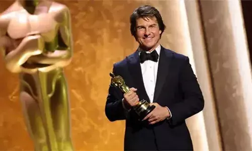 ആജീവനാന്ത ചലച്ചിത്രസംഭാവനയ്ക്കുള്ള ഓണററി ഓസ്‌കര്‍ ഏറ്റുവാങ്ങി ടോം ക്രൂസ്; പുരസ്‌കാരം സമ്മാനിച്ചത് മെക്‌സിക്കന്‍ ചലച്ചിത്ര ഇതിഹാസം അലജാന്‍ഡ്രോ ഇനാരതു