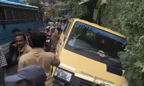 സ്വകാര്യ ബസ്സിന്റെ പിന്‍ഭാഗം സ്‌കൂള്‍ ബസ്സില്‍ തട്ടി; ബസ് ഓടയിലേക്ക് മറിഞ്ഞ് വിദ്യാര്‍ത്ഥിക്ക് പരിക്ക്