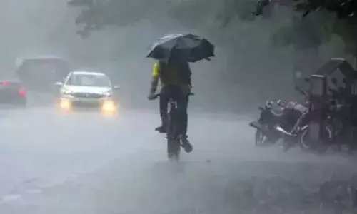 കന്യാകുമാരി കടലിന് മുകളിലായി ന്യൂനമര്‍ദം; തെക്ക് പടിഞ്ഞാറന്‍ ബംഗാള്‍ ഉള്‍ക്കടലിന് മുകളില്‍ പുതിയ ന്യൂനമര്‍ദം രൂപപ്പെടുന്നു; കേരളത്തില്‍ ഒറ്റപ്പെട്ടയിടങ്ങളില്‍ അതിശക്തമായ മഴയ്ക്കുള്ള സാധ്യത; തിരുവനന്തപുരം, കൊല്ലം, ആലപ്പുഴ ജില്ലകളില്‍ ഓറഞ്ച് അലര്‍ട്ട്