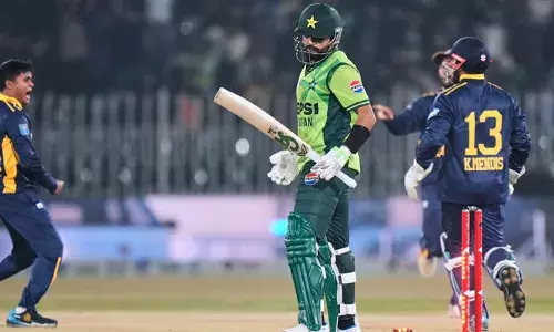 ജെഫ്രി വാന്‍ഡര്‍സെയുടെ പന്തില്‍ ക്ലീന്‍ ബൗള്‍ഡ്;  രോഷത്തില്‍ ബാറ്റുകൊണ്ട് സ്റ്റംപിലടിച്ച് ബാബര്‍ അസം; ലംഘിച്ചത് ഐസിസി പെരുമാറ്റച്ചട്ടത്തിലെ പ്രധാന വകുപ്പ്; വന്‍ തുക പിഴ, ഡീമെറിറ്റ് പോയിന്റും