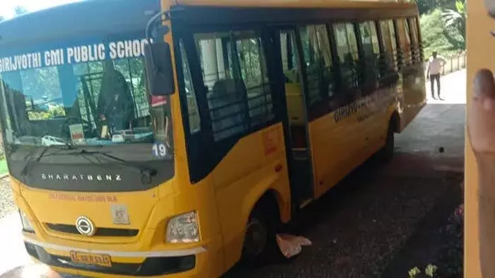 പിന്നോട്ടെടുത്ത സ്കൂള് ബസ് ദേഹത്തുകയറി; ഇടുക്കിയില് പ്ലേ സ്കൂള് വിദ്യാര്ഥിക്ക് ദാരുണാന്ത്യം; മരിച്ചത് വാഴത്തോപ്പ് ഗിരിജ്യോതി പബ്ലിക് സ്കൂളിലെ വിദ്യാര്ത്ഥി ഹെയ്സല് ബെന് പിന്നോട്ടെടുത്ത സ്കൂള് ബസ് ദേഹത്തുകയറി; ഇടുക്കിയില് പ്ലേ സ്കൂള് വിദ്യാര്ഥിക്ക് ദാരുണാന്ത്യം; മരിച്ചത് വാഴത്തോപ്പ് ഗിരിജ്യോതി പബ്ലിക് സ്കൂളിലെ വിദ്യാര്ത്ഥി ഹെയ്സല് ബെന്