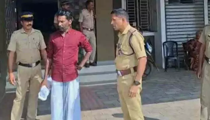 പോലീസ് സ്റ്റേഷനിലെത്തി ഒരാളുടെ കീഴടങ്ങൽ; അന്വേഷണത്തിൽ ഞെട്ടൽ; വടകരയിൽ യുവാവിന്റെ നെഞ്ചിൽ കത്തി കുത്തിയിറക്കി 38കാരൻ പിടിയിൽ പോലീസ് സ്റ്റേഷനിലെത്തി ഒരാളുടെ കീഴടങ്ങൽ; അന്വേഷണത്തിൽ ഞെട്ടൽ; വടകരയിൽ യുവാവിന്റെ നെഞ്ചിൽ കത്തി കുത്തിയിറക്കി 38കാരൻ പിടിയിൽ