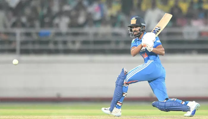 ദക്ഷിണാഫ്രിക്ക എയ്‌ക്കെതിരായ മൂന്നാം ഏകദിനം: ലുവാന്‍ ഡ്രി പ്രിട്ടോറിയൂസീനും റിവാള്‍ഡോ മൂണ്‍സാമിക്കും സെഞ്ചുറി; ഇന്ത്യ എയ്ക്ക് ബാറ്റിംഗ് തകർച്ച; ക്രീസിൽ ഇഷാൻ കിഷനും ആയുഷ് ബദോനിയും