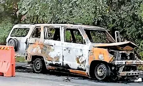 ജീവന്‍ രക്ഷിക്കാനുള്ള യാത്രയ്ക്കിടെ ആംബുലന്‍സിന് തീപിടിച്ചു; ഒരു ദിവസം പ്രായമുള്ള കുഞ്ഞും അച്ഛനും ഡോക്ടറും അടക്കം നാലു പേര്‍ വെന്തു മരിച്ചു: ഗുരുതരമായി പരിക്കേറ്റ മൂന്നു പേര്‍ ആശുപത്രിയില്‍