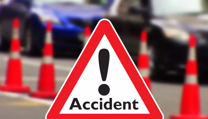 കൊടകരയില്‍ പുലര്‍ച്ചെ കെഎസ്ആര്‍ടിസി ബസും കണ്ടെയ്‌നര്‍ ലോറിയും കൂട്ടിയിടിച്ച് അപകടം; 12 പേര്‍ക്ക് പരിക്ക്