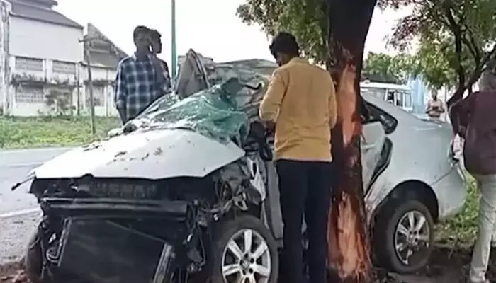 കനത്ത മഴയില് ഡോക്ടര്മാര് സഞ്ചരിച്ച കാര് മരത്തിലിടിച്ച് അപകടം; മൂന്നു പേര്ക്ക് ദാരുണാന്ത്യം: രണ്ടു പേരുടെ നില ഗുരുതരം കനത്ത മഴയില് ഡോക്ടര്മാര് സഞ്ചരിച്ച കാര് മരത്തിലിടിച്ച് അപകടം; മൂന്നു പേര്ക്ക് ദാരുണാന്ത്യം: രണ്ടു പേരുടെ നില ഗുരുതരം