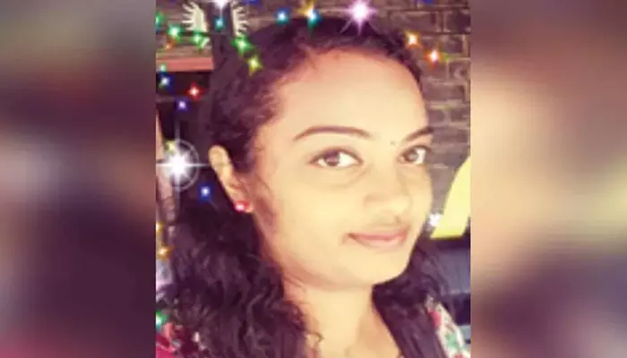 മലയാളി യുവതിയെ ബെംഗളൂരുവില് താമസസ്ഥലത്ത് മരിച്ചനിലയില്കണ്ടെത്തി; സംസ്ക്കാരം ഇന്ന് നാട്ടില് നടക്കും മലയാളി യുവതിയെ ബെംഗളൂരുവില് താമസസ്ഥലത്ത് മരിച്ചനിലയില്കണ്ടെത്തി; സംസ്ക്കാരം ഇന്ന് നാട്ടില് നടക്കും