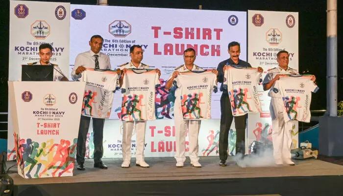 കൊച്ചി നേവി മാരത്തണ് ആറാം പതിപ്പിന്റെ ടീ ഷര്ട്ട് പ്രകാശനം ചെയ്തു കൊച്ചി നേവി മാരത്തണ് ആറാം പതിപ്പിന്റെ ടീ ഷര്ട്ട് പ്രകാശനം ചെയ്തു