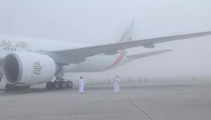 താഴ്ന്ന് പറക്കുമ്പോൾ പൈലറ്റുമാർക്ക് ഒന്നും കാണാൻ പറ്റാത്ത അവസ്ഥ; ചുറ്റും മങ്ങിയ കാഴ്ചകൾ; കനത്ത മൂടൽമഞ്ഞിനെ തുടർന്ന് ദുബായ് എയർപോർട്ടിൽ വിമാനങ്ങൾ വഴിതിരിച്ചു വിട്ടു;അതീവ ജാഗ്രത താഴ്ന്ന് പറക്കുമ്പോൾ പൈലറ്റുമാർക്ക് ഒന്നും കാണാൻ പറ്റാത്ത അവസ്ഥ; ചുറ്റും മങ്ങിയ കാഴ്ചകൾ; കനത്ത മൂടൽമഞ്ഞിനെ തുടർന്ന് ദുബായ് എയർപോർട്ടിൽ വിമാനങ്ങൾ വഴിതിരിച്ചു വിട്ടു;അതീവ ജാഗ്രത