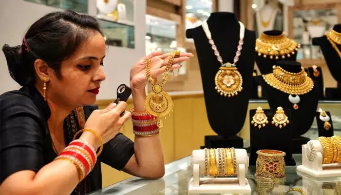 സംസ്ഥാനത്ത് സ്വർണവിലയിൽ വീണ്ടും ഇടിവ്; പവന് 320 രൂപ കുറഞ്ഞു; ആശ്വാസത്തിൽ കട ഉടമകൾ സംസ്ഥാനത്ത് സ്വർണവിലയിൽ വീണ്ടും ഇടിവ്; പവന് 320 രൂപ കുറഞ്ഞു; ആശ്വാസത്തിൽ കട ഉടമകൾ