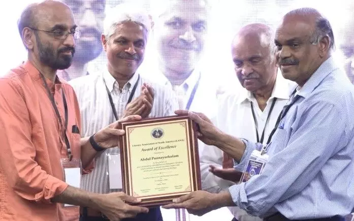 സഞ്ചരിക്കുന്ന ലൈബ്രറി - അബ്ദുള്‍ പുന്നയൂര്‍ക്കുളത്തിനു ലാനയുടെ ആദരം