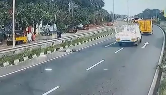 പണി കഴിഞ്ഞ് വീട്ടിലേക്ക് മടങ്ങവേ ജീവനെടുത്ത് വാഹനാപകടം; ഒരു ശ്രദ്ധയുമില്ലാതെ സി​ഗ്നൽ തെറ്റിച്ചെത്തിയ പിക്കപ്പ് വാനിടിച്ച് യുവാവിന് ദാരുണാന്ത്യം; സംഭവം പാലക്കാട്