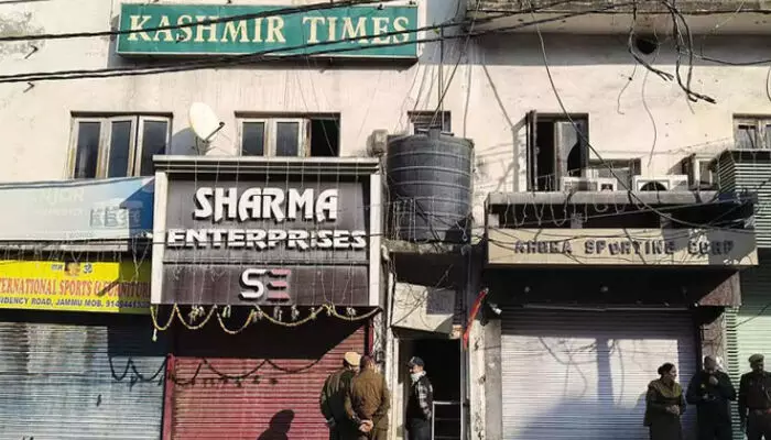 ദേശവിരുദ്ധ പ്രവർത്തനങ്ങൾ നടത്തുന്നുവെന്ന രഹസ്യ വിവരം; ജമ്മുവിലെ കശ്മീര്‍ ടൈംസ് ഓഫീസില്‍ റെയ്‌ഡ്‌; ഉണ്ടായിരുന്ന കമ്പ്യൂട്ടറുകളെല്ലാം വിശദമായ പരിശോധിച്ച് സംഘം