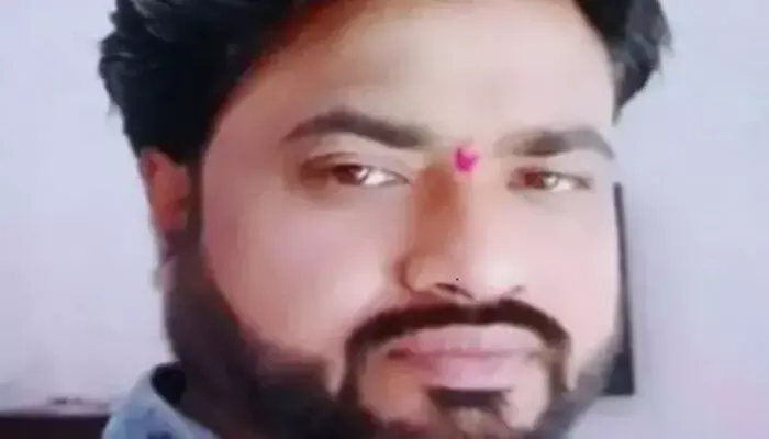 രാവിലെ തന്നെ ഹെവി റൂട്ടിലൂടെ കുതിച്ച ബസ്; ജോലിക്ക് പോകുന്നവരെയെല്ലാം കയറ്റി യാത്ര; പെട്ടെന്ന് ഡ്രൈവിംഗ് സീറ്റിൽ വേദനിപ്പിക്കുന്ന കാഴ്ച; കണ്ണീരായി ജീവനക്കാരന്റെ വിയോഗം