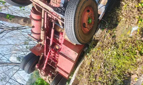 കണ്ണൂര്‍ നടുവിലില്‍ ലോറി മറിഞ്ഞ് ഇതരസംസ്ഥാന തൊഴിലാളി മരിച്ചു; ഗുരുതര പരുക്കേറ്റ ഏഴുപേര്‍ ആശുപത്രിയില്‍