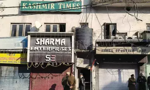 ദേശവിരുദ്ധ പ്രവർത്തനങ്ങൾ നടത്തുന്നുവെന്ന രഹസ്യ വിവരം; ജമ്മുവിലെ കശ്മീര്‍ ടൈംസ് ഓഫീസില്‍ റെയ്‌ഡ്‌; ഉണ്ടായിരുന്ന കമ്പ്യൂട്ടറുകളെല്ലാം വിശദമായ പരിശോധിച്ച് സംഘം