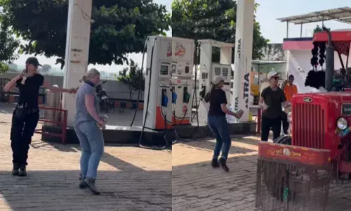 ചുനാരി ചുനാരി..; ബോളിവുഡിലെ ഹിറ്റ് ട്രാക്ക് കേട്ടതും ഒരു കൂട്ടം വിദേശ വനിതകളുടെ തകർപ്പൻ ഡാൻസ്; ഇത്..എന്താ പെട്രോൾ പമ്പ് ആണോ അതോ പബ്ബ്‌ ആണോയെന്ന് സോഷ്യൽ മീഡിയ