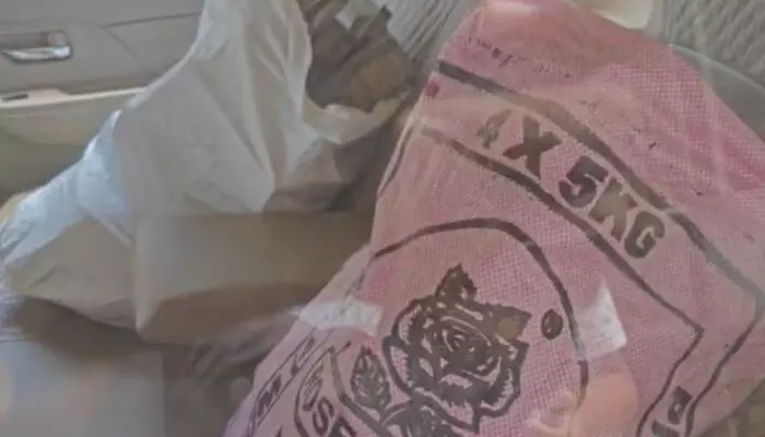 കസ്റ്റംസിന് കിട്ടിയ രഹസ്യവിവരം നിർണായകമായി; സ്‌കൂട്ടറില്‍ കറങ്ങി നടക്കവേ പിടിച്ചു നിർത്തി പരിശോധന; പ്ലാസ്റ്റിക് ചാക്കില്‍ കോടികളുടെ തിളക്കം; കൈയ്യോടെ പൊക്കി