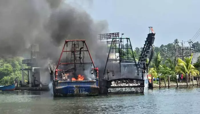 കൊല്ലം അഷ്ടമുടി കായലിൽ വള്ളങ്ങൾക്ക് തീപിടിച്ച് അപകടം: കത്തിയ ബോട്ടുകൾ കായലിൽ ഒഴുകി; രണ്ട് മത്സ്യത്തൊഴിലാളികൾക്ക് പരിക്ക്