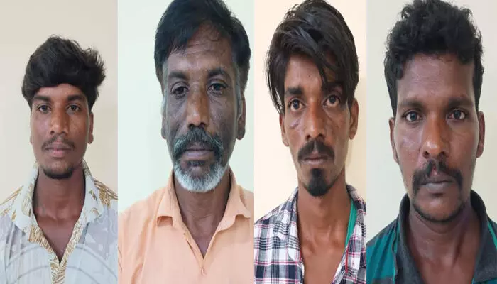 ശബരിമലയിലെ വലിയ കൊള്ളകള്ക്കിടെ താല്ക്കാലിക ജീവനക്കാരുടെയും ചെറിയ കൊളളകളും നിരവധി; അമിത കൂലി ഈടാക്കിയ ഡോളി തൊഴിലാളികള് അറസ്റ്റില്; മുറി എടുത്തു കൊടുത്ത് പണം വാങ്ങിയ രണ്ട് താല് ക്കാലിക ജീവനക്കാരെ ദേവസ്വം വിജിലന്സ് പിടികൂടി ശബരിമലയിലെ വലിയ കൊള്ളകള്ക്കിടെ താല്ക്കാലിക ജീവനക്കാരുടെയും ചെറിയ കൊളളകളും നിരവധി; അമിത കൂലി ഈടാക്കിയ ഡോളി തൊഴിലാളികള് അറസ്റ്റില്; മുറി എടുത്തു കൊടുത്ത് പണം വാങ്ങിയ രണ്ട് താല് ക്കാലിക ജീവനക്കാരെ ദേവസ്വം വിജിലന്സ് പിടികൂടി