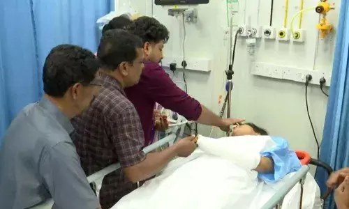 വിവാഹത്തിനുള്ള മേക്കപ്പിന് പോകവെ വാഹന അപകടം; പരിക്കേറ്റ വധു ആശുപത്രിയില്‍; മുഹൂര്‍ത്തം തെറ്റിക്കാതെ താലികെട്ടി വരന്‍