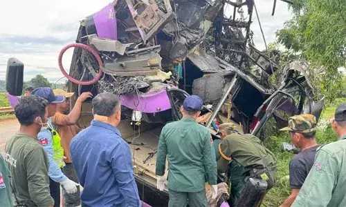 കംബോഡിയയില്‍ വിനോദസഞ്ചാര കേന്ദ്രത്തില്‍ ബസ് നദിയിലേക്ക് മറിഞ്ഞ് അപകടം; 16 യാത്രക്കാര്‍ മരിച്ചു