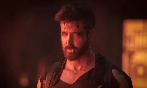 എൻ്റെ അവസാന ചിത്രം ബോക്സ് ഓഫീസിൽ ബോംബായിരുന്നു, എന്നിട്ടും നിങ്ങൾ എന്നെ സൂപ്പർസ്റ്റാർ എന്ന് വിളിക്കുന്നു; പൊതുവേദിയിൽ സ്വയം ട്രോളി ഹൃത്വിക് റോഷൻ; കൈയ്യടിച്ച് ആരാധകർ